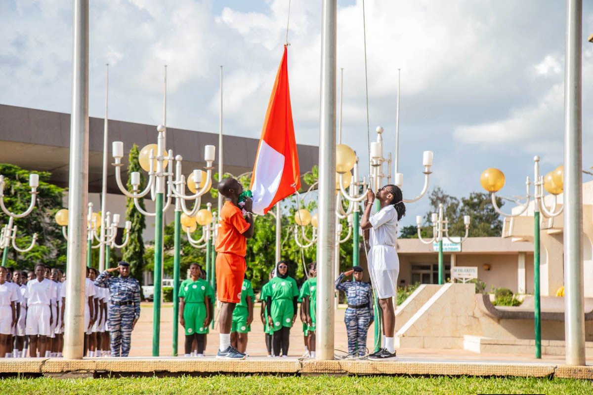 mpjipsc's tweet photo. La Côte d'Ivoire peut compter sur sa jeunesse !
🇨🇮787 étudiants quittent le Campus Citoyen avec bien plus qu'une attestation : un état d'esprit, des valeurs et l'envie de servir leur pays.
#Campuscitoyen #citoyennete #civisme #INPHB #Yamoussoukro #oscn #LaRelèveEstLà #MPJIPSC https://t.co/yBZyQh5vBw
