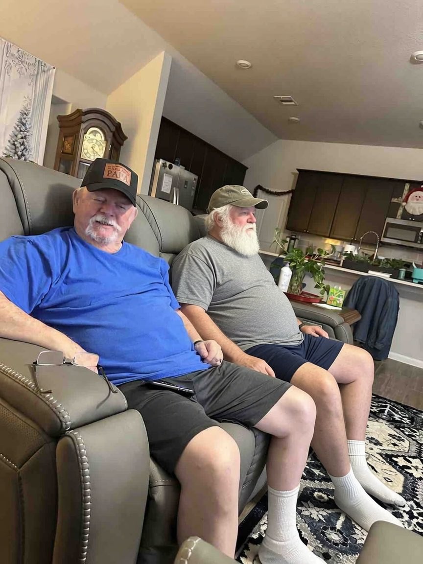 milton_harveyy's tweet photo. Resting after hiking with friends, I nearly fell on my face. Do you love hiking? https://t.co/Qqhk4HrMHm