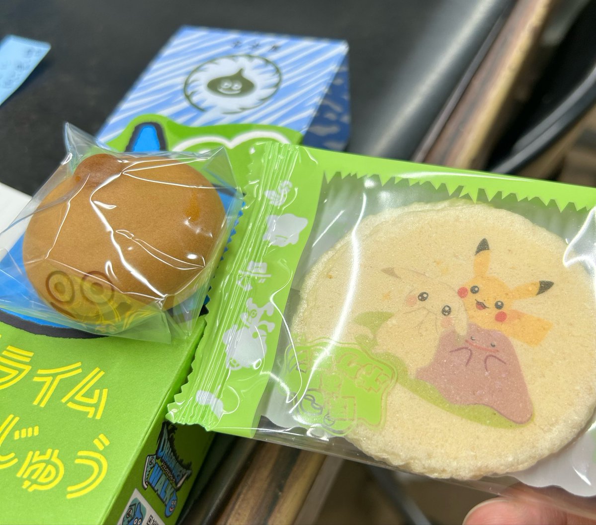 Violette_666's tweet photo. 名古屋のお土産で先輩がスライムまんじゅう買ってきてくれた！
ぽこあえびせんも可愛い♪
うちにはニャルべロス（猫3匹）がいて遠出出来ないので感謝しかないです https://t.co/WNXbIUTkgC
