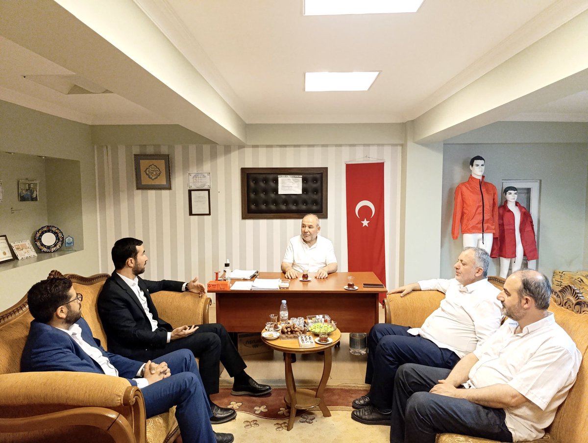 HudaParBursa's tweet photo. İl Başkanımız Sayın Zeki Aras ve Yıldırım İlçe Başkanımız Sayın Veysel Aymelek, Hac vazifesini yerine getiren İHEDER Başkanı Ahmet Tilci’yi ziyaret etti. https://t.co/4megTovg7M