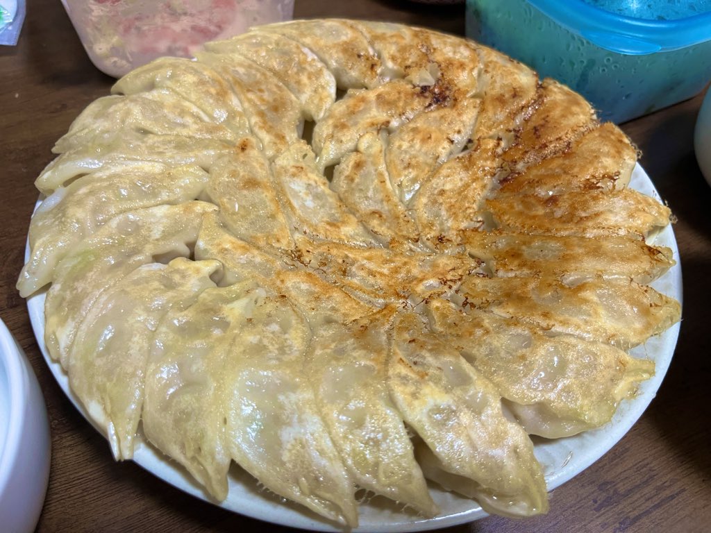 Peace8969's tweet photo. 神戸の餃子専門店イチローの餃子が届きました🥟
味噌だれでいただきます🙏
マツコの世界を見てポチってしまいました🥸 https://t.co/CSpsEfIHAk