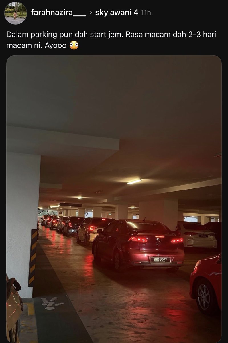 mhmmdhsm's tweet photo. Nak keluarkan rumah pun dah jem 😅
Sapa la cerdik pandai buat rumah kawasan sesak2 ni https://t.co/wL998Fxow1