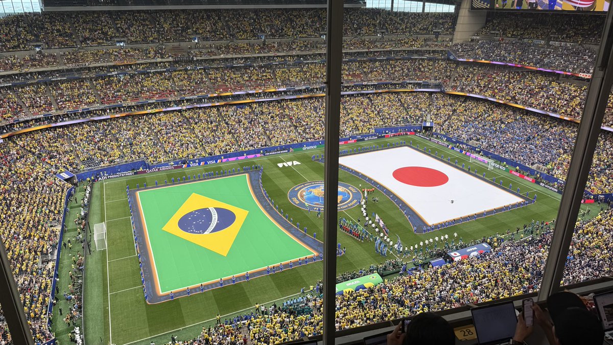 thetheteatea's tweet photo. ブラジル戦から一夜明けた6月30日で北中米W杯に関する日本代表の取材が終わりました。

どう勝てたかに対するブラジルのルート分岐が多すぎて、やれなかったことへのシンパシーも含め、時間が経つほど華々しく散ったなという思いが強くなります。無念というより自分も甘かったなあという納得感。あの日のクロアチアが続くブラジル戦に手札を残していたように、今回のブラジルもこれからきっとまた違う顔を見せるのでしょう。総括的なことは時間をかけてやっていければと思いますが、結末的には全部強くなるしかないですねという気持ち。

日々の仕事に関してはとにかく取材した内容を自分で書いて、なおかつその日ごとに伝えられるようできる限りのハードワークをしていた感覚はあるので、あとは読んでくださった方に全てを委ねます。前回大会よりできること、理解できること、書けることは多くなったと思うけど、いろんなアクシデントもあって準備していたことが出せなかった部分もあったので、またこれから気を引き締めて出直します。

いったん今回の日本代表取材はひと段落ですが、まだまだ日本代表のこの先を追っていきたい思いがあるので、任せてもらえる限りは本気で取り組んでいこうと思います。少しでも読んで下さった方、本当にありがとうございました。