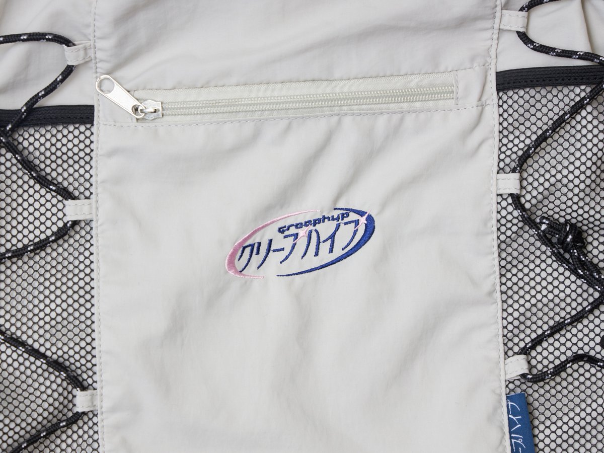 creephyp's tweet photo. 【グッズ情報】
2026年 夏フェスNEW GOODS！

⑤クリープハイプ刺繍ロゴナップサック 3,800円

夏フェスはこれさえあればOK！なナップサックが登場。
メッシュ素材やポケットも付いていて、機能性も抜群です！

▼詳細はこちら
https://t.co/TzeZnkVbMA https://t.co/SfYeDYlx7y
