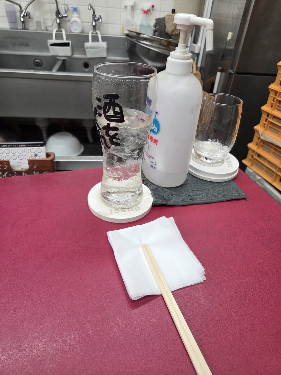 39hirochan0819's tweet photo. 7/1(水)
｢横浜家系らーめん 思道 東大和店｣
@東大和市　
・鶏中華そば(塩)
・緑ハイ×③

大ちゃんに会いにモノレール🚝
やっぱり呑むよね🍻
ホロ酔いから普通に酔った😂
この１杯は家系からは想像できないくらいに旨いし🍜🐔
語彙力なし🙅是非とも食べて貰いたい💯
ご馳走様でした👍39👈👈👈 https://t.co/AxRAt9yC9m