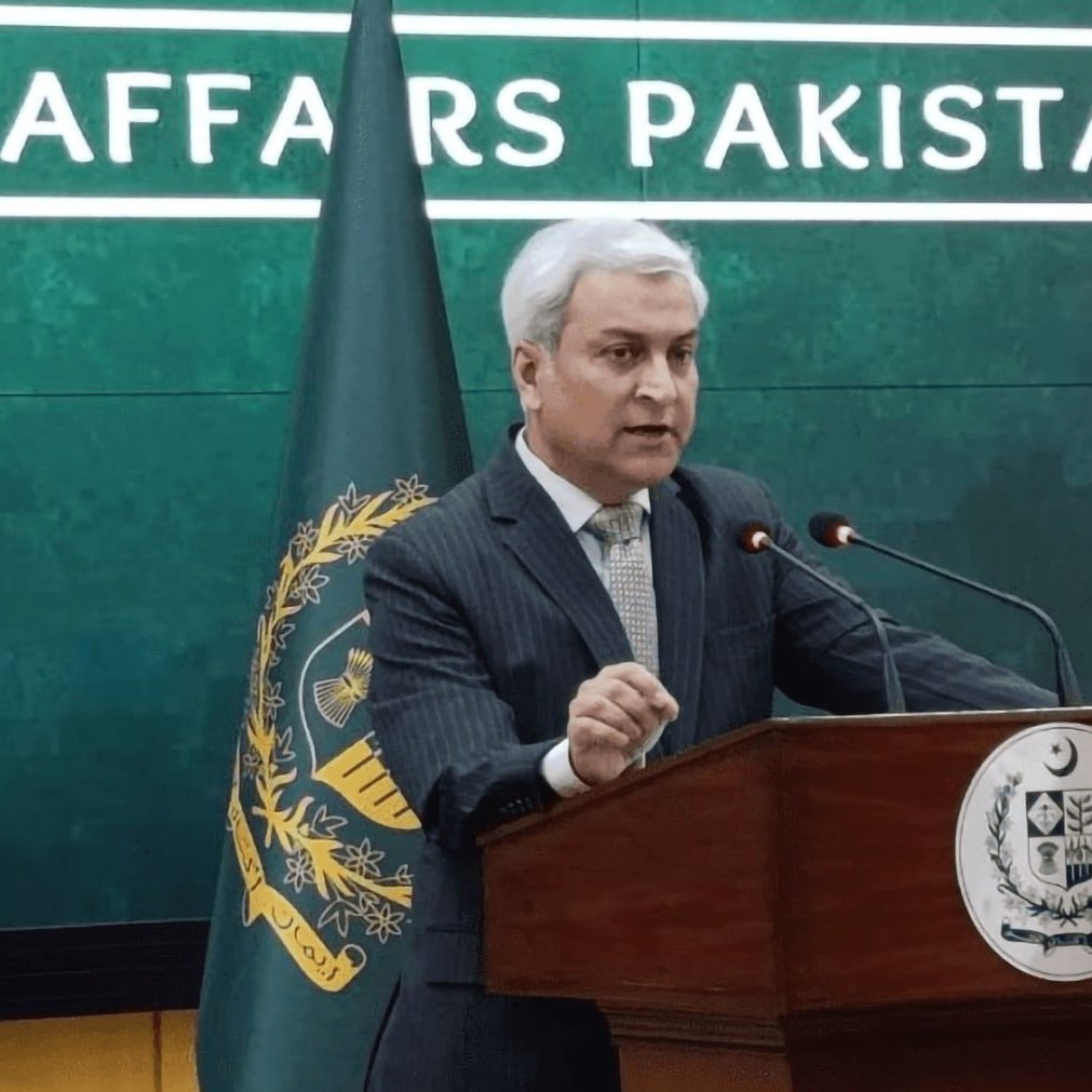 TehranTimes79's tweet photo. Pakistan to India: Don't talk nonsense about Afghanistan

🔹 The statement by India's Ministry of External Affairs condemning Pakistan's recent attacks on targets in Afghanistan has drawn a strong reaction from Islamabad.

🔸 India's Ministry of External Affairs had condemned Pakistan's recent airstrikes on three Afghan provinces, calling them "blatant aggression" and a "direct threat" to regional peace and stability.

🔹 Pakistan's Foreign Ministry spokesman, Tahir Andrabi, said: "Pakistan rejects the baseless statement by India's Ministry of External Affairs regarding Pakistan's legitimate, targeted, and proportionate actions against terrorist infrastructure in Afghanistan."

🔹 He called India's remarks "nonsense" and said that India has historically and consistently "interfered with and undermined the sovereignty and territorial integrity of its neighboring countries in violation of the UN Charter."