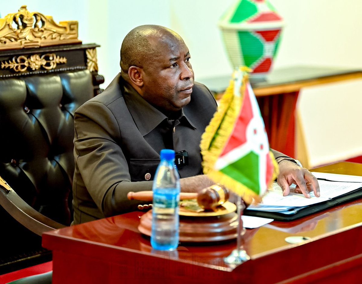 KwaNtare's tweet photo. Umukuru w'Igihugu c'Uburundi akaba n'Umukuru w'Umuryango w'Ubumwe bwa Afirika, Nyenicubahiro @GeneralNeva, kuwa kabiri igenekerezo rya 30 Ruheshi 2026, hakoreshejwe ubuhinga bwa none,  yararongoye inama, ari i #Bujumbura, y'abagize Ibiro vy'Umuryango w'Ubumwe bwa Afirika.

Abagize Ibiro vy'Umuryango w'Ubumwe bwa Afirika barihweje ivyasabwe na Repuburika ya Misiri ivy'ukwigiza inyuma itariki yobereyeko Inama isanzwe igira 49 y'Inama Nshingwabikorwa y'umuryango w'Ubumwe bwa Afirika, hamwe n'Inama mpuzabikorwa igira 8 y'Umuryango w'Ubumwe bwa Afirika, amakomite y’ivy’ubutunzi yo mu burere n'Inzego zashizweho zo mu burere mu ntumbero yo guhuza ibikorwa, kwihutisha gushira hamwe mu burere no gushira mu ngiro ivyihutirwa biri mu mugambi w'Iterambere rwa Afirika w’2063 ku neza ya Afirika yunze ubumwe, iteye imbere kandi ishoboye kwihanganira ibiyigora.
Ivyo bibazo vyarizwe ido n'ido n'abagize ibiro vy'a @_AfricanUnion mu mwumvikano ntangere.