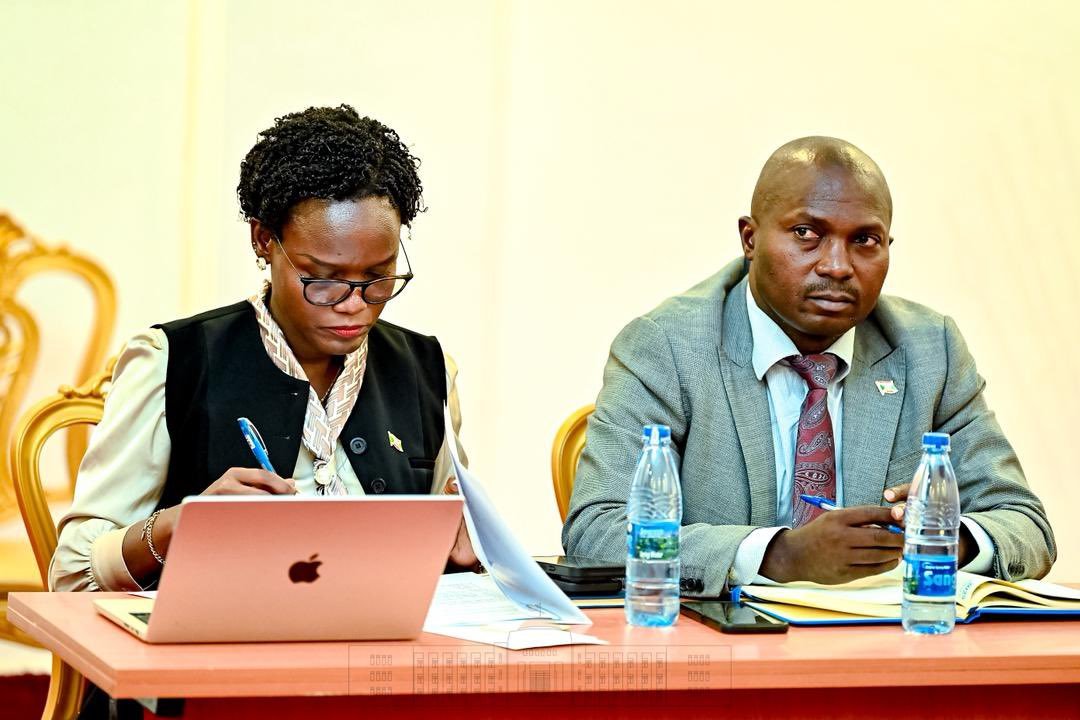 KwaNtare's tweet photo. Umukuru w'Igihugu c'Uburundi akaba n'Umukuru w'Umuryango w'Ubumwe bwa Afirika, Nyenicubahiro @GeneralNeva, kuwa kabiri igenekerezo rya 30 Ruheshi 2026, hakoreshejwe ubuhinga bwa none,  yararongoye inama, ari i #Bujumbura, y'abagize Ibiro vy'Umuryango w'Ubumwe bwa Afirika.

Abagize Ibiro vy'Umuryango w'Ubumwe bwa Afirika barihweje ivyasabwe na Repuburika ya Misiri ivy'ukwigiza inyuma itariki yobereyeko Inama isanzwe igira 49 y'Inama Nshingwabikorwa y'umuryango w'Ubumwe bwa Afirika, hamwe n'Inama mpuzabikorwa igira 8 y'Umuryango w'Ubumwe bwa Afirika, amakomite y’ivy’ubutunzi yo mu burere n'Inzego zashizweho zo mu burere mu ntumbero yo guhuza ibikorwa, kwihutisha gushira hamwe mu burere no gushira mu ngiro ivyihutirwa biri mu mugambi w'Iterambere rwa Afirika w’2063 ku neza ya Afirika yunze ubumwe, iteye imbere kandi ishoboye kwihanganira ibiyigora.
Ivyo bibazo vyarizwe ido n'ido n'abagize ibiro vy'a @_AfricanUnion mu mwumvikano ntangere.