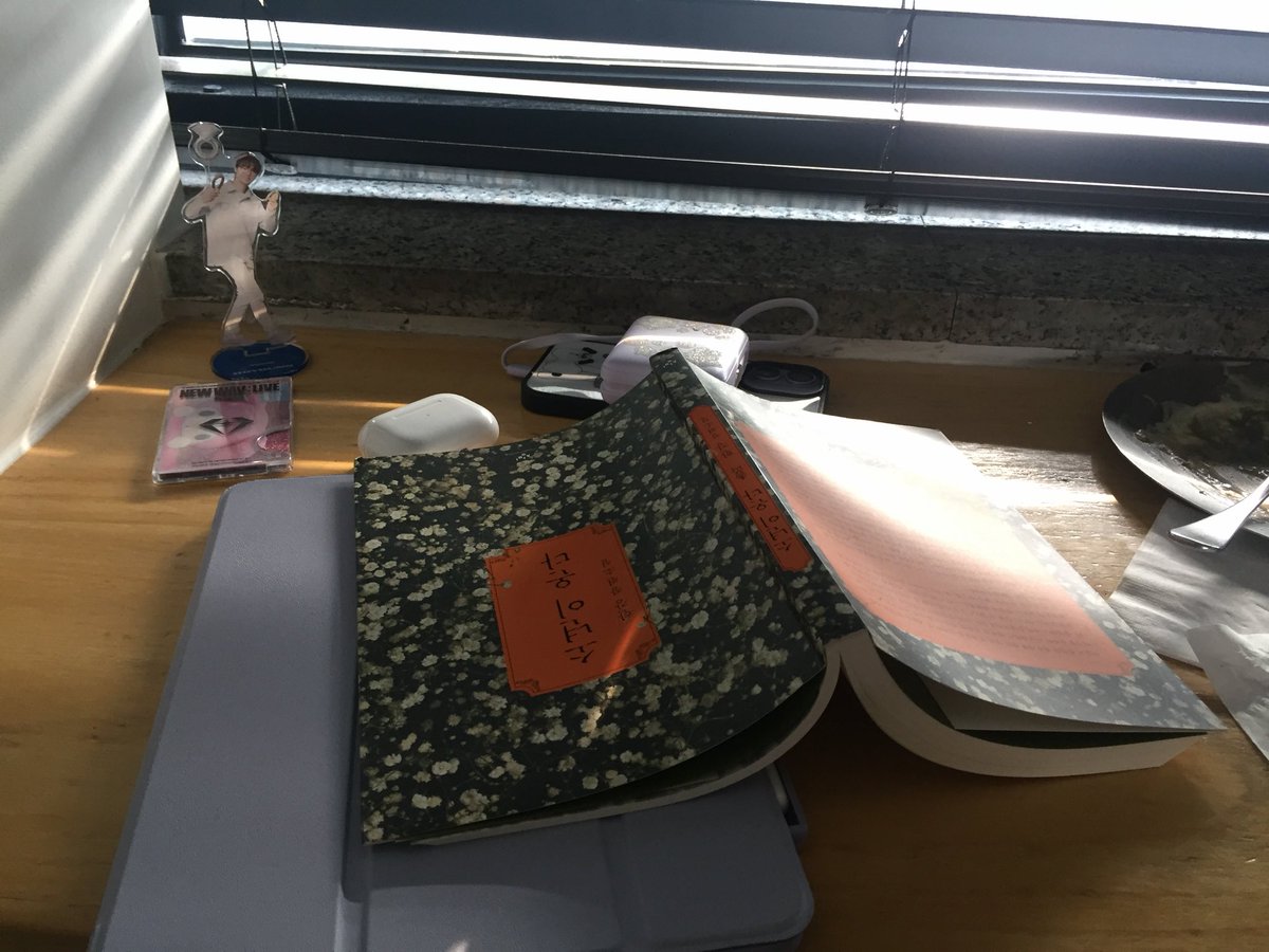 n3ncake's tweet photo. 세상에서젤귀여운가방메고내가젤조아하는카페에서프토에아아마시면서책읽고코리락이랑산책하고넘행복한하루당💕💕💕 https://t.co/sCsd18Eaek