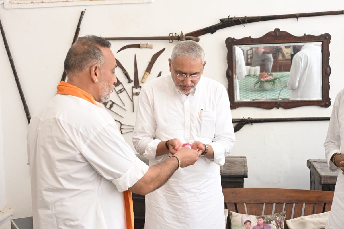 BJP4Gujarat's tweet photo. પ્રદેશ અધ્યક્ષ શ્રી @iJagdishBJP એ દાહોદ જિલ્લાના પ્રવાસ દરમિયાન આજે દેવગઢ બારીયાના રાજવી પરિવારની મુલાકાત લીધી. 

આ અવસરે પ્રદેશ અધ્યક્ષશ્રીએ દેવગઢ બારીયાના રાજવી અને પૂર્વ ધારાસભ્ય શ્રી તુષાર સિંહજી (બાબા) સાથે સંવાદ કર્યો. https://t.co/1gIioCKu5i