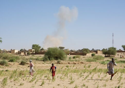 AmnestyEU's tweet photo. 🚨 A new @amnesty report finds the Rapid Support Forces (RSF) committed crimes against humanity &amp; ethnic cleansing during its campaign to seize El Fasher in North Darfur #Sudan

We call for an immediate ceasefire &amp; urgent deployment of an international force to protect civilians. https://t.co/l7BDoeugcV