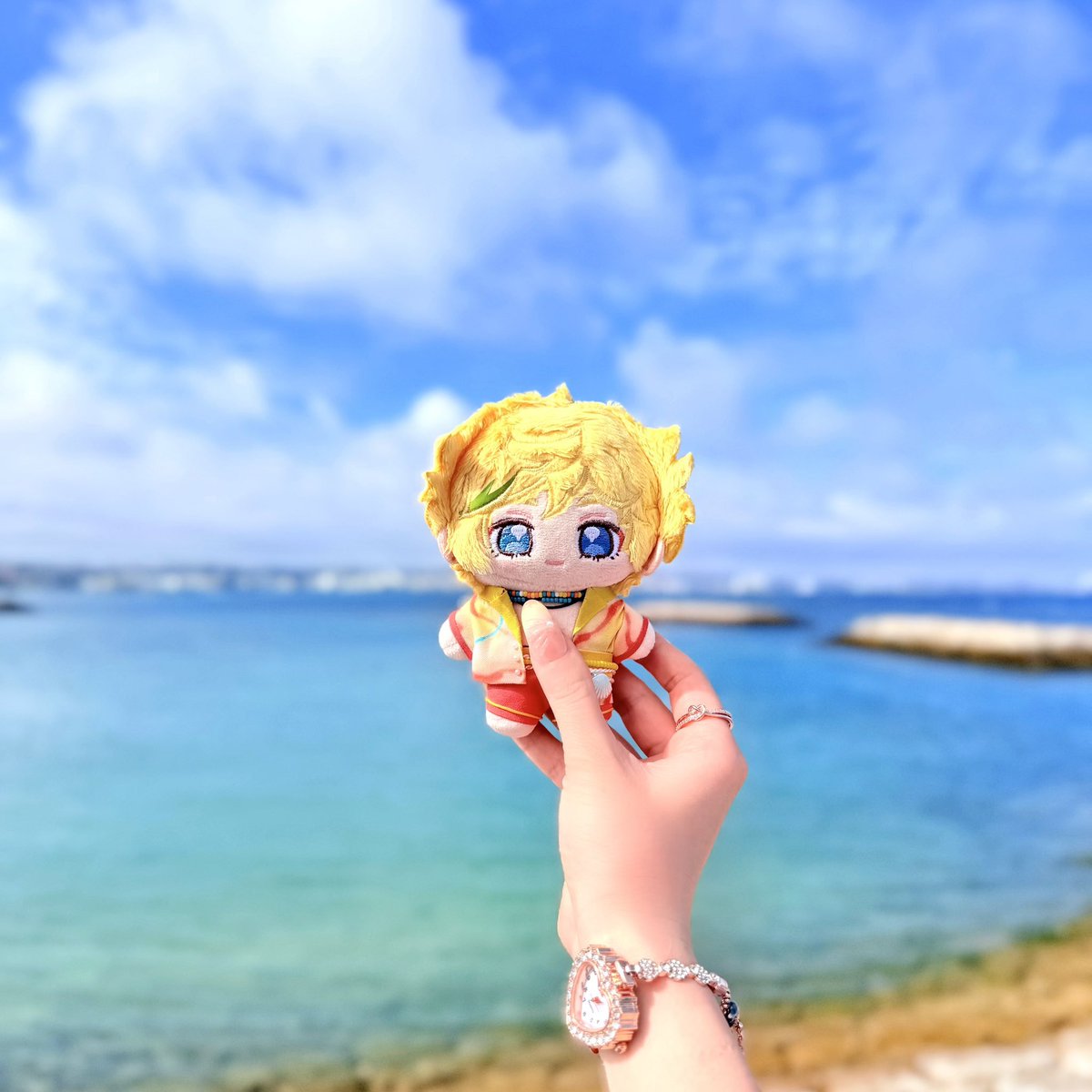 ask2xxx's tweet photo. 改めて宙くんおめでとう大好き 光で希望で太陽で一番星(  ᵕ - ᵕ̩̩  )
沖縄行き決まった時から今年の誕生日は絶対沖縄でサンタンサマーで撮るって決めてたのに天気予報ずっと雨でしょげてたけど、奇跡の晴れ間の瞬間(この後またすぐ曇ってた)に写真撮れてガチ嬉しかった写真です(  ᵕ - ᵕ̩̩  )🏝️🌺 https://t.co/qbv1iuyvWD