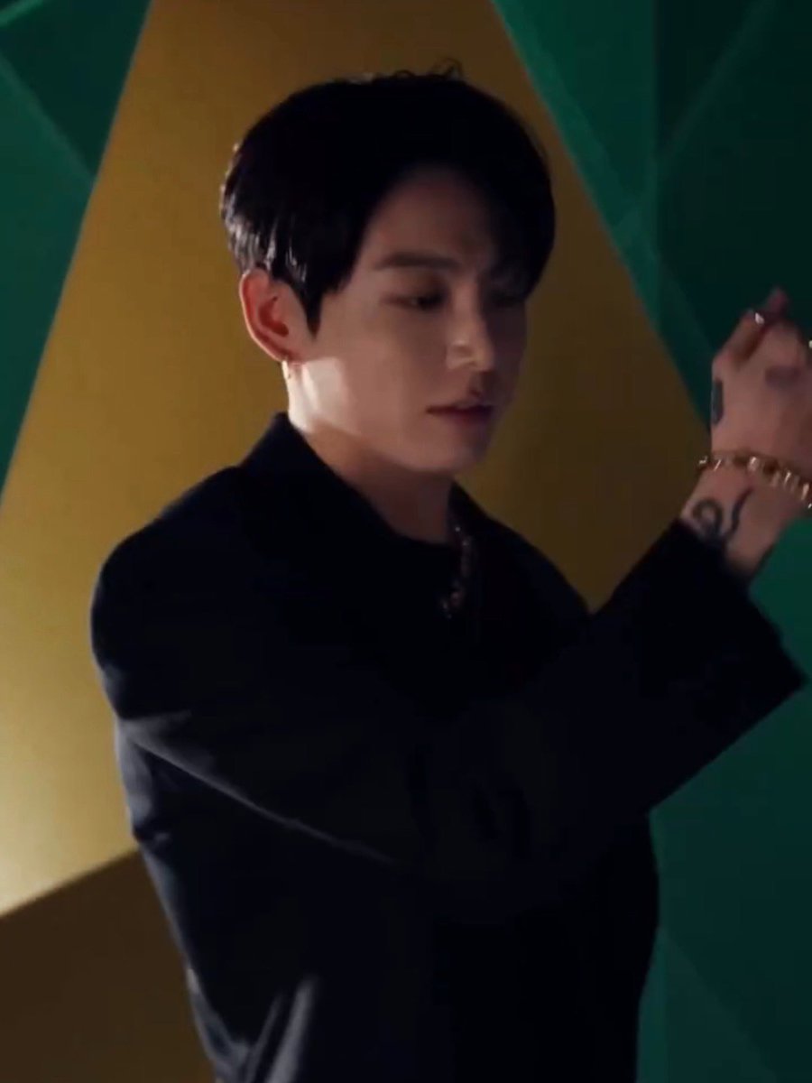 IMGOLDENCARD's tweet photo. Jungkook was spotted wearing a GRAFF ring during his Feb 26 live, n a fan had already heard from a source back in Feb that he was becoming a GRAFF ambassador. Turns out while the Hublot global ambassador announcement was happening, GRAFF was quietly in the works at the same time https://t.co/fzGjuD2Uvn