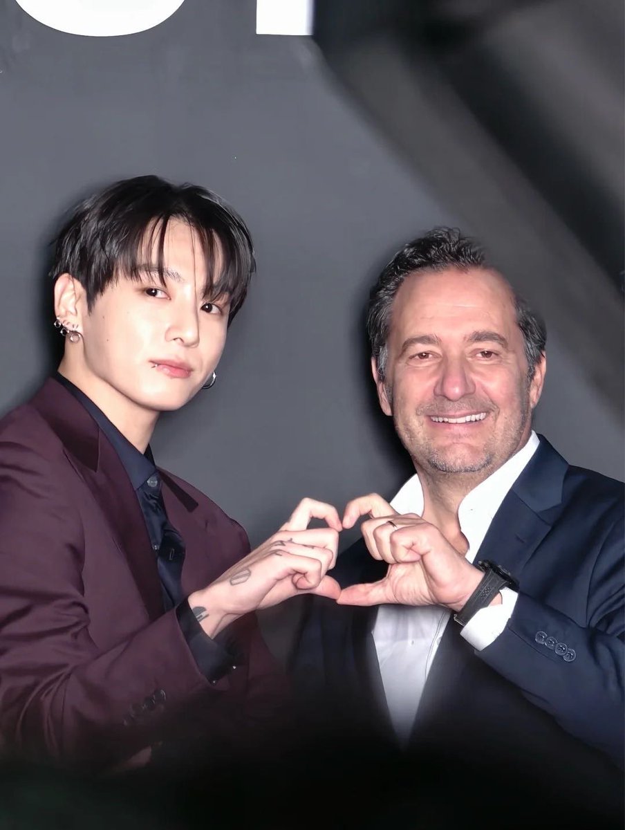 IMGOLDENCARD's tweet photo. Jungkook was spotted wearing a GRAFF ring during his Feb 26 live, n a fan had already heard from a source back in Feb that he was becoming a GRAFF ambassador. Turns out while the Hublot global ambassador announcement was happening, GRAFF was quietly in the works at the same time https://t.co/fzGjuD2Uvn
