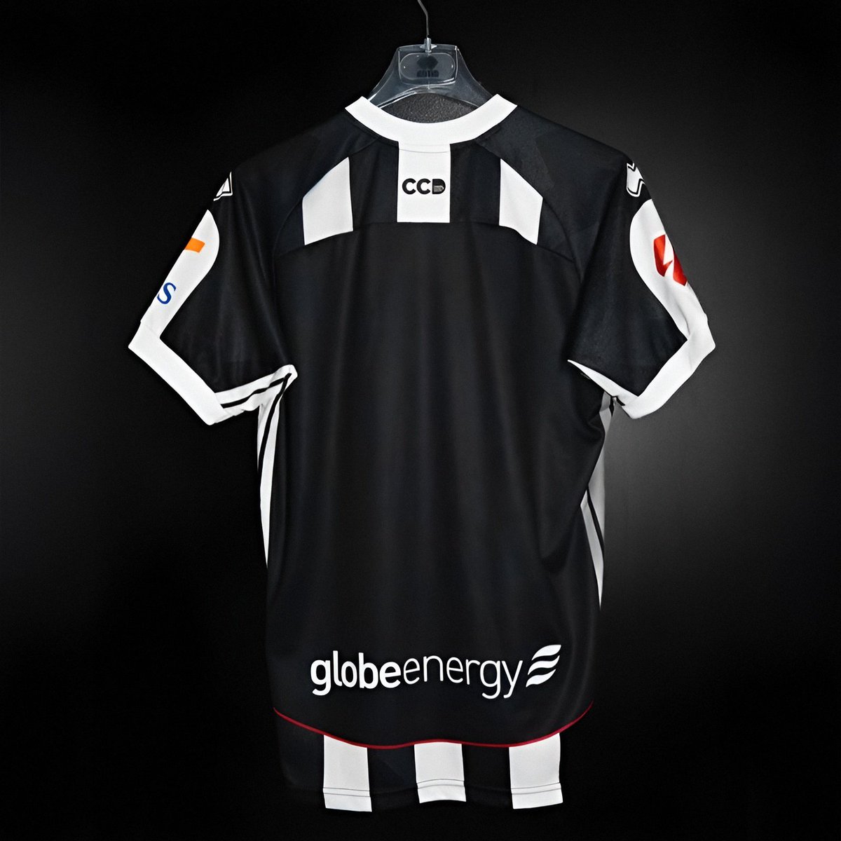 PP_Orellut's tweet photo. 🚨 OFICIAL. Así será la primera equipación del CD Castellón para la Temporada 2026/2027.

'Do You Spain' será el nuevo patrocinador principal, la línea del centro pasará a ser blanca y el negro será el gran protagonista en la zona de la espalda, cuyos dorsales serán blancos. https://t.co/g9elPPG1C9