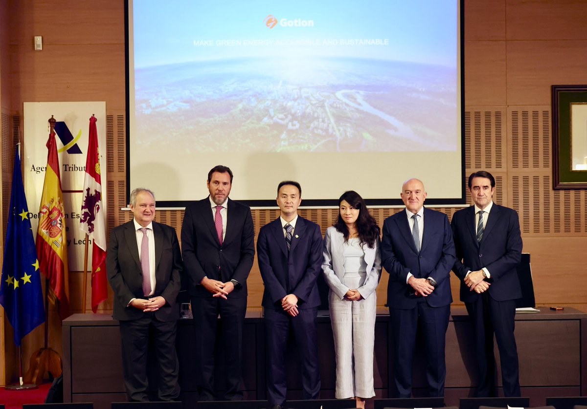 oscar_puente_'s tweet photo. ¡Un día histórico!

Hace unos meses pude ver en persona la fábrica de Gotion en China. Hoy presentamos en Valladolid su proyecto de baterías para vehículos eléctricos, con una inversión de casi 1.000 M€ y miles de puestos de trabajo. https://t.co/NMBygxTTJ9