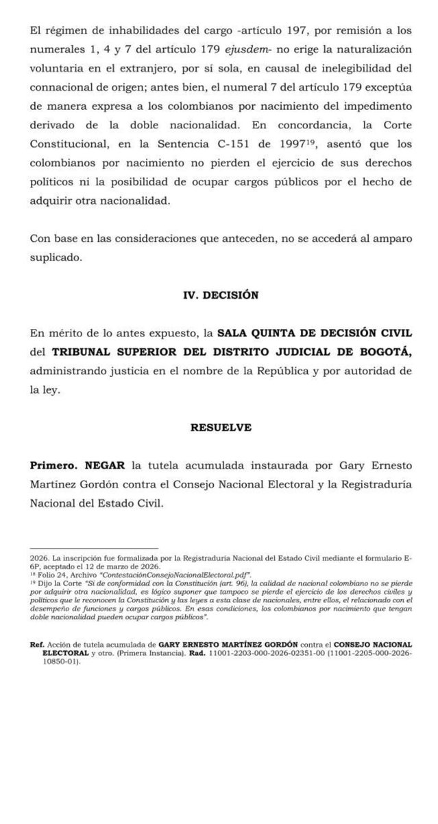 GermanCalderonE's tweet photo. 🔔🔔🔔 ÚLTIMA HORA: Hace un minuto el TRIBUNAL SUPERIOR DEL DISTRITO JUDICIAL DE BOGOTÁ
SALA QUINTA DE DECISIÓN CIVIL negó una tutela en donde el convocante deprecó el amparo de sus garantias supralegales a la participación política, a la soberania popular, al debido proceso electoral, a la supremacia constitucional, "principio democrático" y "garantía de efectividad de derechos y preservación del orden constitucional", que estima conculcadas por el Consejo Nacional Electoral y la Registraduría Nacional del Estado Civil, al haber permitido y mantenido la participación
del ciudadano Abelardo Gabriel De La Espriella Otero en el certamen electoral para la Presidencia de la República, periodo 2026-2030, sin emitir un pronunciamiento expreso, suficiente y motivado en torno a la compatibilidad constitucional entre las funciones propias de la primera magistratura y el juramento de naturalización que aquel prestó ante las
autoridades de los Estados Unidos de América.

Negó las pretensiones de la tutela con el siguiente argumento central:

“El régimen de inhabilidades del cargo -artículo 197, por remisión a los numerales 1, 4 y 7 del articulo 179 ejusdem- no erige la naturalización voluntaria en el extranjero, por si sola, en causal de inelegibilidad del connacional de origen; antes bien, el numeral 7 del artículo 179 exceptúa de manera expresa a los colombianos por nacimiento del impedimento derivado de la doble nacionalidad. En concordancia, la Corte Constitucional, en la Sentencia C-151 de 199719, asentó que los colombianos por nacimiento no pierden el ejercicio de sus derechos políticos ni la posibilidad de ocupar cargos públicos por el hecho de adquirir otra nacionalidad.”

Ganamos nuevamente. ‼️‼️‼️