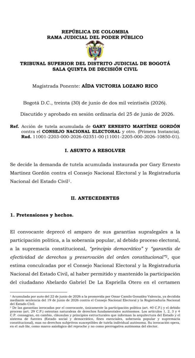 GermanCalderonE's tweet photo. 🔔🔔🔔 ÚLTIMA HORA: Hace un minuto el TRIBUNAL SUPERIOR DEL DISTRITO JUDICIAL DE BOGOTÁ
SALA QUINTA DE DECISIÓN CIVIL negó una tutela en donde el convocante deprecó el amparo de sus garantias supralegales a la participación política, a la soberania popular, al debido proceso electoral, a la supremacia constitucional, "principio democrático" y "garantía de efectividad de derechos y preservación del orden constitucional", que estima conculcadas por el Consejo Nacional Electoral y la Registraduría Nacional del Estado Civil, al haber permitido y mantenido la participación
del ciudadano Abelardo Gabriel De La Espriella Otero en el certamen electoral para la Presidencia de la República, periodo 2026-2030, sin emitir un pronunciamiento expreso, suficiente y motivado en torno a la compatibilidad constitucional entre las funciones propias de la primera magistratura y el juramento de naturalización que aquel prestó ante las
autoridades de los Estados Unidos de América.

Negó las pretensiones de la tutela con el siguiente argumento central:

“El régimen de inhabilidades del cargo -artículo 197, por remisión a los numerales 1, 4 y 7 del articulo 179 ejusdem- no erige la naturalización voluntaria en el extranjero, por si sola, en causal de inelegibilidad del connacional de origen; antes bien, el numeral 7 del artículo 179 exceptúa de manera expresa a los colombianos por nacimiento del impedimento derivado de la doble nacionalidad. En concordancia, la Corte Constitucional, en la Sentencia C-151 de 199719, asentó que los colombianos por nacimiento no pierden el ejercicio de sus derechos políticos ni la posibilidad de ocupar cargos públicos por el hecho de adquirir otra nacionalidad.”

Ganamos nuevamente. ‼️‼️‼️