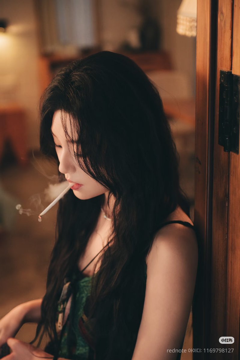 aktehfl07's tweet photo. 아니 잠만요 언니 아니 너무 언니라 당황스러워 
이렇게 섹시해도 되는거임? 아 돌겟네 
담배가 이렇게 날 미치게 해도 되는거냐고 https://t.co/BAiawxokJj