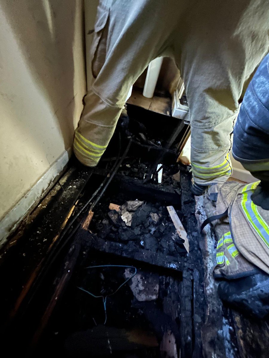 BomberosVLL's tweet photo. 🔥 Incendio de vivienda con el foco oculto en el interior del forjado de un edificio con entramado de madera. Fue necesario desmontar parte del suelo para acceder al fuego. La intervención se prolongó 4 horas y la cámara térmica resultó clave para localizar los puntos calientes. https://t.co/ZlRhww3S0d