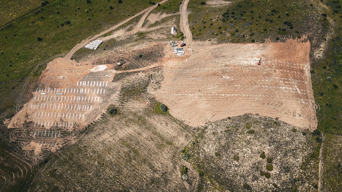 RizeVali's tweet photo. ☀️ GES projemiz ile yıllık 10 milyon TL tasarruf hedefliyoruz!

📍 Gümüşhane - Şiran'da yapımı devam eden 1 MW güneş enerji santralimiz ile;

⚡ Elektrik tüketimimizin %100'ünü kendi ürettiğimiz enerjiyle karşılayacağız.
💰 Yıllık 10 milyon TL tasarruf sağlayacağız.
🌱 Çevre dostu enerji üretimiyle sürdürülebilir bir geleceğe katkı sunacağız.

📅 Santralimizin Ekim 2026 itibarıyla elektrik üretimine başlamasını hedefliyoruz.

🔗 Detaylar: https://t.co/oDGttfEiwk

@rizeozelidare
#HizmetİçinVarız