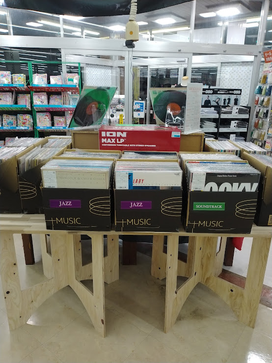antokuyamaga's tweet photo. ＼期間限定！中古レコードPOP UP開催中🎧／
中古レコードが追加で大量入荷！
(Powerd by MION)
8/31(月)までの期間限定です。
あなただけの特別な1枚に出会えるかも…？
宝探し感覚でぜひお越しください！
#あんとく #山鹿 #レコード https://t.co/fydIFtVXwV
