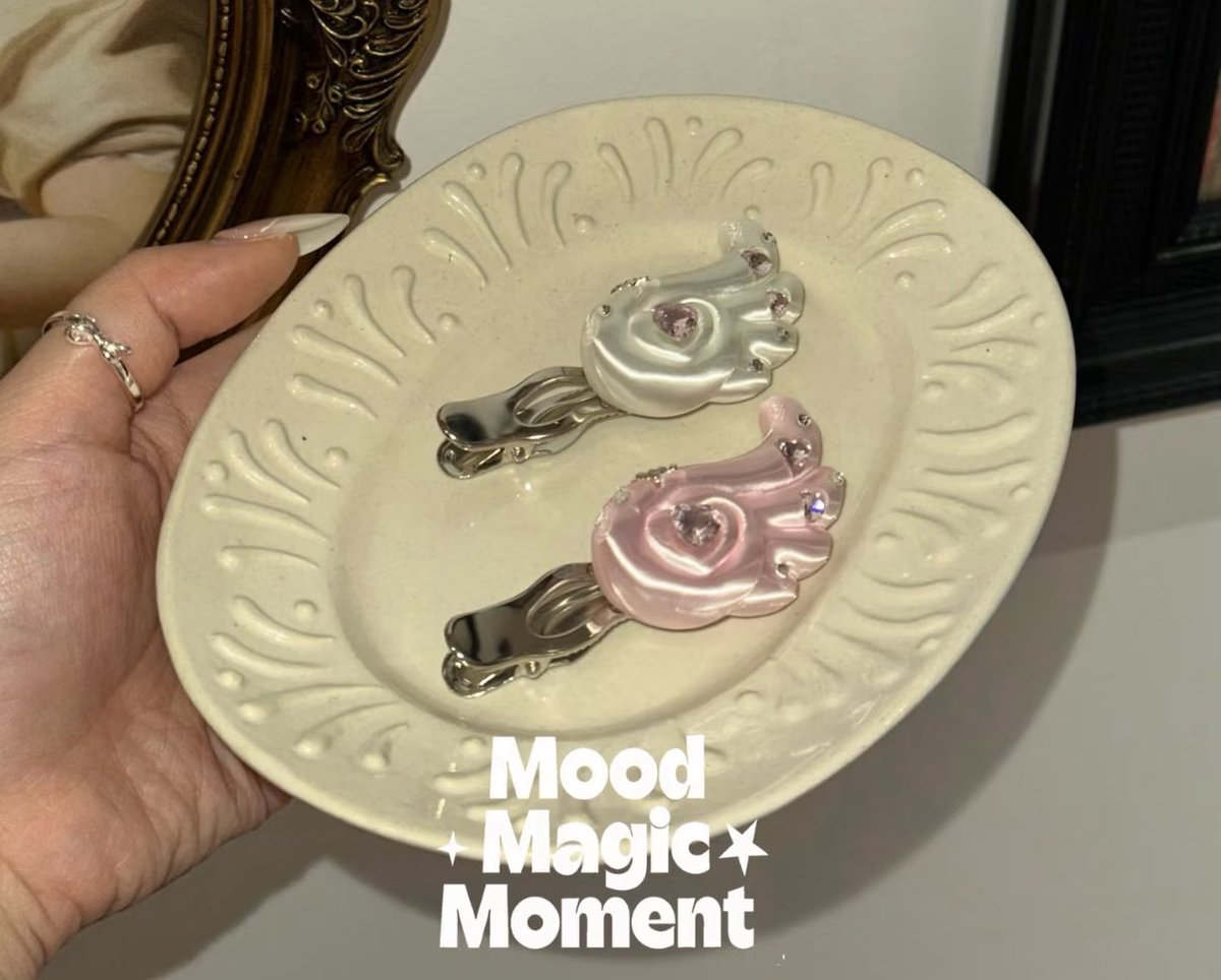 catsolutelyy's tweet photo. พร้อมส่ง #inscatsolutely 

♡ Mood Magic Moment wings hair clip

♡ ราคาชิ้นละ 240.-

📮 ค่าส่ง 35

♡ พร้อมส่งสีขาว (2)

🛒สั่งซื้อ/สอบถาม : dm https://t.co/pA1i596FvB