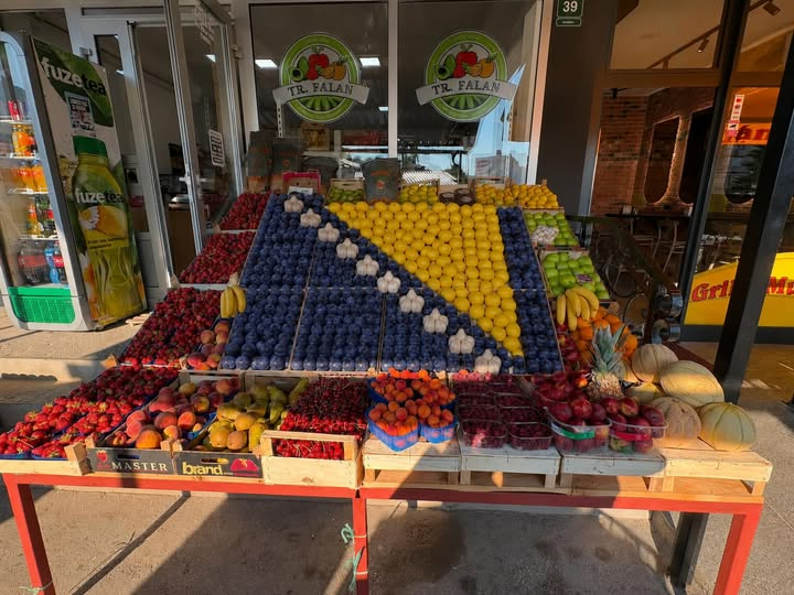 e_secer's tweet photo. Saraybosna'da bir manav 😊 https://t.co/DteEPJiRJi