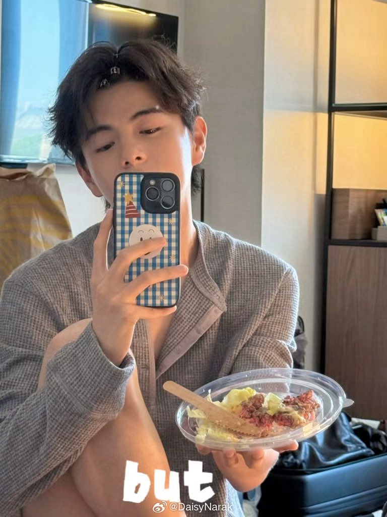 xizhaokid's tweet photo. YALL HE ACTUALLY WEARING PANTS (and not alone) 💀💀

#aylio #lyusitong https://t.co/WLkzUT43En