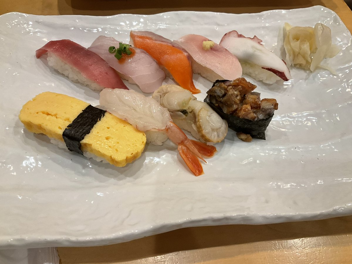 semirita3000's tweet photo. 上野で寿司食べました。
寿司はいつ食べてもうまし！
シャリは控えめだったね https://t.co/yvMrPwtHgh