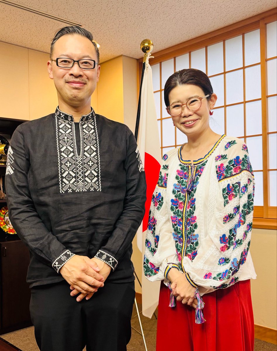 ayano_kunimitsu's tweet photo. 岡部芳彦ウクライナ研究会会長・ウクライナ名誉領事が、外務省にご来訪！岡部先生は日ウクライナ🇯🇵🇺🇦の多大なご貢献から、ゼレンスキー大統領より「黄金の心」賞を授与されておられます。ウクライナの平和と復興を祈り、ともに民族衣装ヴィシヴァンカで、実り多い意見交換をさせて頂きました🕊️
@UKYoshiOk