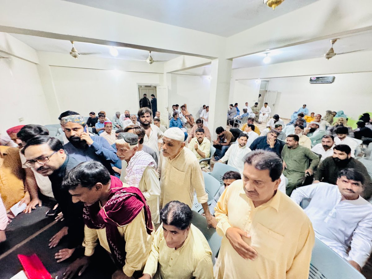 MSharifppp's tweet photo. لاڑکانہ ایم پی اے سردار سہیل انور خان سیال صاحب کے بھائی چیئرمین دڑی ٹاؤن سردار شاہ رخ انور خان سیال صاحب نے سیال ہاؤس پر آے عوام کے مسائل سنے اور موقع پر حل کیے
@Siyal_Shahrukh 
@TariqAnwarSiya2 https://t.co/aCa5QKmZas