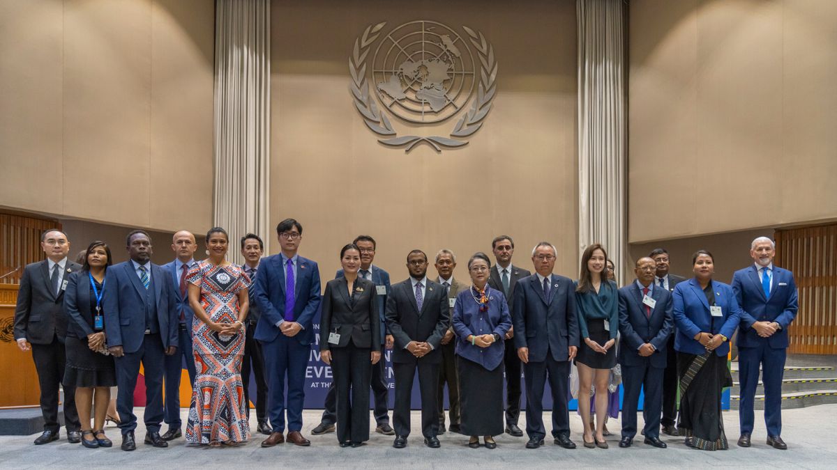 UNESCAP's tweet photo. Connected challenges need connected solutions. 
 
@UNESCAP #EnvCom9 focused on integrated action for climate change, biodiversity loss, pollution, clean air, water and the #SDGs. 
 
More: https://t.co/yjjHtH9Qja https://t.co/NoJGUQ63uW