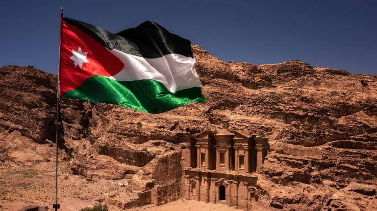 EHSANFAKEEH's tweet photo. لماذا يحتاج الأردن إلى سرديته الآن يا إحسان ؟
سؤال يتكرر في صندوق الرسائل... وبالعادة لا أردّ على الرسائل خاصة إذا ألحّ عليّ صاحب الرسالة ... 
ومع احترامي لكل من تناول هذا الموضوع، ومع يقيني أن في الأردن من هم أكبر مني مقاما، وأوسع علما، وأعمق خبرة، وأكثر التصاقا بهذا الملف؛ إلا أنني أكتب من موقع المواطنة لا من موقع الادعاء، ومن باب المحبة لا من باب المزايدة.

لماذا يحتاج الأردن إلى سرديته الآن؟!
لأن الأمم لا تُهزم حين تخسر معركة ما.. أو معارك... بل حين تفقد روايتها....
فالتاريخ لا يكتبه دائما من صنع الحدث، بل كثيرا ما يكتبه من امتلك القلم وامتلك أدوات التأثير بمعزل عن المُموّل لتلك الأدوات أو عن دافع التمويل...

ومع مرور الزمن، تتحول الرواية إلى حقيقة في أذهان الناس، حتى لو كانت ناقصة أو مجتزأة أو ظالمة...
لهذا لم تعد السردية الوطنية تَرفا ثقافيّا، ولا مشروعا أكاديميا معزولا، بل أصبحت إحدى أدوات الأمن الوطني في القرن الحادي والعشرين.

واليوم، لم يعد الصراع على الأرض وحدها، بل على الذاكرة أيضا.

فكل أمة لا تكتب قصتها بنفسها، سيكتبها غيرها...
وكل شعب يتأخر في تعريف نفسه، سيتولى الآخرون تعريفه بما يخدم مصالحهم، لا بما يعكس حقيقته....
والأردن ليس استثناءً....

فهو بلد يقع في أكثر مناطق العالم ازدحاما بالتاريخ، وأكثرها تعرُّضا للصراعات، وأكثرها إنتاجا للروايات المتنافسة.

وفي مثل هذا المكان، لا يكفي أن تكون الدولة موجودة... بل يجب أن تكون حاضرة في الوعي.

لكن السردية التي يحتاجها الأردن ليست حملة علاقات عامة، ولا نشرة دعائية، ولا قصيدة مديح فارغة المعنى والأصالة ولا وصلة تزلّف ولا دبكة على إيقاع التزييف والتطبيل..

فالسردية التي تقوم على المُبالغة تنهار أمام أول باحث، والتي تقوم على إخفاء الأسئلة تنهار أمام أول جيل يبحث عن الحقيقة.....

أما السردية التي تبقى، فهي التي تملك شجاعة الاعتراف قبل شجاعة الاحتفاء...

هي التي تقول للأردنيين:
هذا وطنكم كما هو...
بتعبه قبل إنجازاته .. 
وبصعوبته قبل نجاحاته.. 
وبأخطائه كما بفضائله....

لأن حب الوطن لا يبدأ من تزيينه، بل من معرفته.

ولا يعني ذلك أن تتحول السردية إلى جلد للذات، فالأمم التي لا ترى إلا أخطاءها تفقد ثقتها بنفسها، كما أن الأمم التي لا ترى إلا أمجادها تفقد صلتها بالواقع.

إنما المطلوب هو التوازن؛ أن تُروى الحكاية كاملة، لا نصفها يا قوم ...

ولعل السؤال الحقيقي ليس: لماذا نحتاج إلى سردية أردنية؟
بل:
لماذا نحتاج أن يكتب الآخرون عنا قبل أن نكتب نحن عن أنفسنا؟

ولماذا نسمح لوسائل التواصل الاجتماعي، أو الخصومات السياسية، أو الانطباعات المُرتبطة بمواقف محددة، أن تختزل وطنا عمره آلاف السنين في خبر، أو إشاعة، أو أزمة اقتصادية، أو خذلان غير مقصود لحدث صعب فوق طاقة الإمكانات والقدُرات المُتاحة؟

إن السردية الوطنية ليست دفاعا عن حكومة، ولا عن مرحلة، ولا عن مسؤول، ولا حتى عن رموز نُجلّها ونحترمها، وقد تأخذنا الرهبة أو الحنين حين نرى وجوههم وقد خطّ الزمن عليها تعب المراحل، أو نسمع أصواتهم المُتهدجة وهي تستعيد أسماء المدن والقرى والرجال والمواقف.

فهؤلاء، مهما اختلفنا معهم أو حولهم، ليسوا مجرد أسماء في نشرات الأخبار أو في عناوين الصُحف، ولا مقاعد عبرت في الحكومات، ولا وجوها التقطتها الكاميرات حين وصلوا إلى السلطة. ..
إنهم شهود على زمن، وحَمَلة لذاكرة، وأبناء تجربة أردنية طويلة، فيها الصواب والخطأ، وفيها الاجتهاد والخصومة، وفيها ما يستحق النقد وما يستحق الوفاء.

قد نختلف في السياسة، وقد نراجع القرارات، وقد نقسو على الأداء العام، وهذا حق وواجب....
لكن الاختلاف لا ينبغي أن يسلب الناس وطنيتهم، ولا أن يمحو من الذاكرة سنوات بذلوها في خدمة بلد ظل، رغم قلة موارده وثقل جواره، يحاول أن يبقى واقفًا.

ففي الأوطان الناضجة لا يتحول الخلاف إلى محو، ولا يتحول النقد إلى إهانة، ولا تصبح الذاكرة محكمة انتقام...
 نستطيع أن نقول: أخطأ فلان، واختلفنا مع فلان، ولم نقبل موقف فلان، دون أن نكسر كل ما يمثله ذلك الجيل من تجربة وطنية ووعي بالدولة وشعور عميق بمعنى الأردن.

 السردية الوطنية في جوهرها ليست تبرئة لأحد، ولا محاكمة لأحد، بل إنصاف للذاكرة. ...
وهي لا تطلب منا أن نتفق على الأشخاص، بل أن نعترف بأن حب الوطن قد يجمع أناسا اختلفوا في الطريق، وتباينوا في الرأي، وتزاحموا في المواقف، ثم ظل الأردن هو النقطة التي يعودون إليها جميعا.

فالحكومات تتغير، والسياسات تتبدل، أما الأوطان فلا يجوز أن تُترك بلا قصة تجمع أبناءها، وتفسر لهم كيف وصلت بلادهم إلى ما هي عليه، وما الذي يجمعهم رغم اختلاف مشاربهم، وما المسؤولية التي يحملها كل جيل تجاه الجيل الذي يليه.

ولهذا، فإن نجاح السردية الأردنية لن يقاس بعدد الندوات التي تعقد، ولا بعدد الكتب التي تطبع، بل بالسؤال الأصعب:

هل سيشعر الأردني، بعد قراءتها، أنه عرف وطنه أكثر؟
وهل سيشعر أن هذه الحكاية تشبهه فعلا؟
فإذا كانت الإجابة نعم... فقد نجح المشروع....

وإن كانت مجرد كلمات جميلة لا يرى الناس أنفسهم فيها، فلن تكون إلا وثيقة أخرى تضاف إلى الأرشيف....

==
إحسان الفقيه