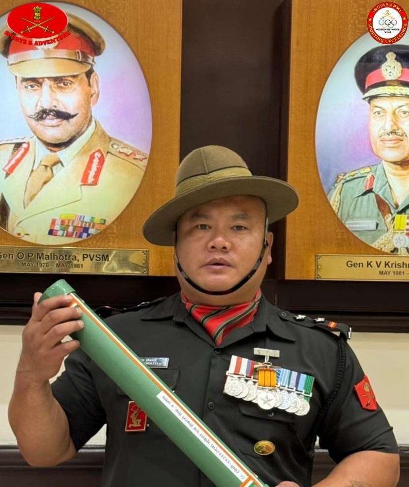 easterncomd's tweet photo. An epitome of courage, resolve and commitment Subedar H. Hokato Sema of the #AssamRegiment has been conferred the Ati Vishisht Seva Medal, #AVSM in recognition of his exceptionally distinguished service.
An operational casualty who lost his leg in a landmine blast while serving along the #LineofControl, Subedar Sema refused to let adversity define him. With extraordinary grit, resilience and unwavering determination, he transformed his personal loss into an inspiration, rising from the battlefield to become an #IndianArmy Paralympic medallist at the #ParisParalympics2024.
#EasternCommand congratulates this soldier-athlete whose journey embodies the indomitable spirit of the #IndianArmy. His story of courage, perseverance and excellence continues to inspire the Nation.
साहस, दृढ़ संकल्प और समर्पण की मिसाल #असम_रेजिमेंट के सूबेदार एच होकाटो सेमा को उनकी असाधारण एवं विशिष्ट सैन्य सेवा के लिए अति विशिष्ट सेवा पदक, #AVSM से सम्मानित किया गया है।
#LineofControl पर तैनाती के दौरान लैंडमाइन विस्फोट में अपना पैर गंवाने वाले सूबेदार सेमा ने विपरीत परिस्थितियों के आगे हार नहीं मानी। अदम्य साहस, धैर्य और अटूट इच्छाशक्ति के बल पर उन्होंने अपने व्यक्तिगत नुकसान को प्रेरणा में बदल दिया और रणभूमि से उठकर #भारतीय_सेना के पैरालंपिक पदक विजेता बनकर #ParisParalympics2024 में देश का गौरव बढ़ाया।
#पूर्वी_कमान इस योद्धा खिलाड़ी को हार्दिक बधाई देता है, जिनकी प्रेरणादायक यात्रा #भारतीय_सेना की अटूट भावना का प्रतीक है। साहस, दृढ़ता और उत्कृष्टता की उनकी कहानी पूरे राष्ट्र को प्रेरित करती रहेगी।
#भारतीय_सेना
#पूर्वी_कमान
#IndianArmy
#EasternCommand
#ExcellenceInSports
#KheloIndia
#MissionOlympics
@adgpi
@SpokespersonMoD
@HQ_IDS_India
@indiannavy
@IAF_MCC
@official_dgar
@ProDefKolkata
@prodefkohima
@IndiaCoastGuard
@HQ_DG_NCC
@IA_SportsAdvntr
@IN_HQENC
Facebook - https://t.co/GiWjoBjEih
Instagram - https://t.co/tWaNs1Ipmc