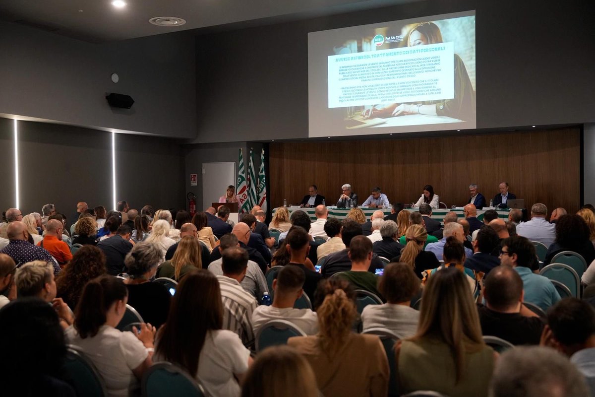 CislNazionale's tweet photo. #DanielaFumarola conclude Stati Generali #LavoroAutonomo @FelsaCisl: «Il lavoro autonomo non può essere considerato solo una questione fiscale o amministrativa. È lavoro. Produce valore, innovazione, servizi, cultura, prossimità, relazioni, coesione. Spesso sostiene intere filiere produttive e porta competenze dove imprese e istituzioni non riescono ad arrivare. Proprio per questo va riconosciuto dentro una moderna politica del lavoro. 
È il compito che ci assumiamo oggi, insieme: portare tutele nuove nelle forme nuove del lavoro, senza rinunciare alla nostra radice più profonda. Perché ogni lavoro, quando è riconosciuto, tutelato e valorizzato, diventa dignità per la persona e crescita per tutto il Paese.»

#CISL #PoliticheDelLavoro #DignitàDellaPersona