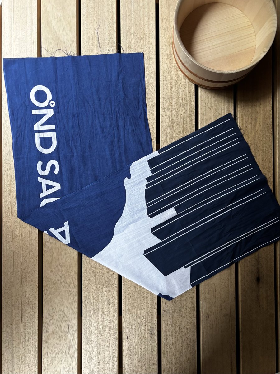 ondpark's tweet photo. 【新発売】ONDSAUNAオリジナル手拭い（税込1,650円）
武雄の深い夜空とサウナの湯気を描いた特別デザイン。伝統技法「注染」による、裏表のない美しい発色と柔らかなにじみが魅力です。
通常より長めの100cm仕様で、外気浴時のカバーにも最適！サウナのお供にぜひどうぞ。 https://t.co/55LJkBvACj