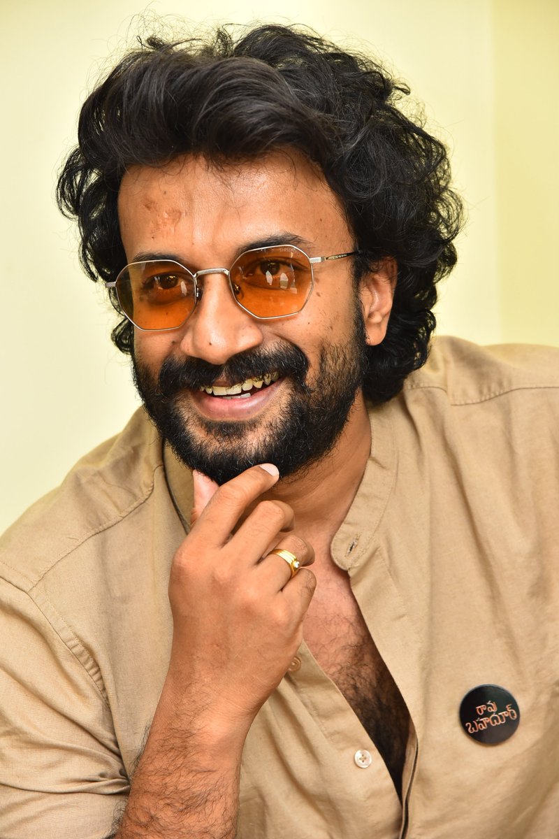 speaks57458's tweet photo. The ever-versatile @ActorSatyaDev looks charismatic at the #RaoBahadur promotions. ❤️
Worldwide grand release on July 3rd. 💥 https://t.co/HKUdY4jYWF