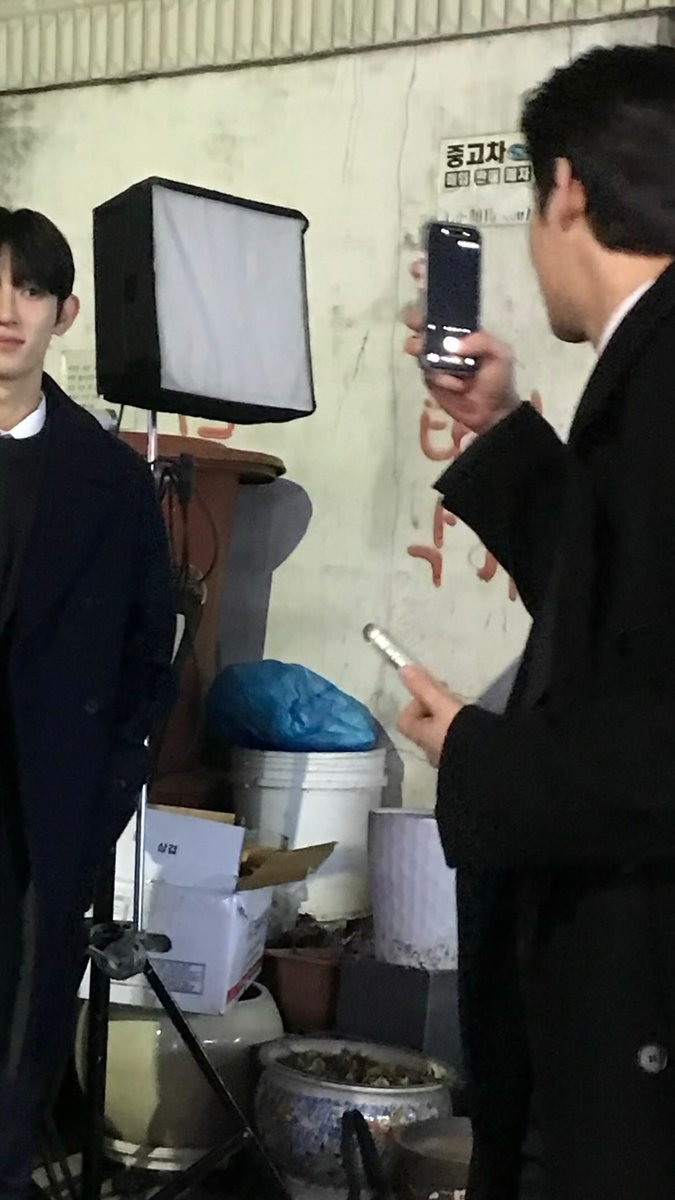 lurvbeee's tweet photo. They always post something similar. Are they trying to make a collection or what 🫠

The photographer.       The photo. https://t.co/YXlorWtwAC