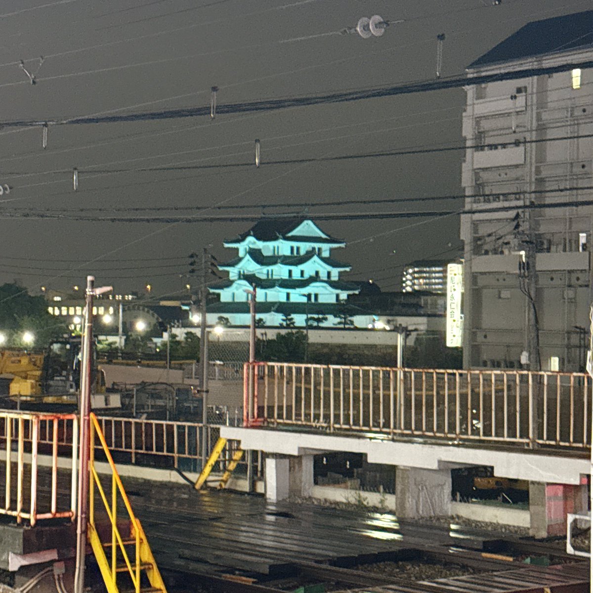 nayahrak's tweet photo. いま尼崎城青い 尼崎市民が好戦的すぎるから、精神を落ち着かせようとしている https://t.co/C59ccIDP0i