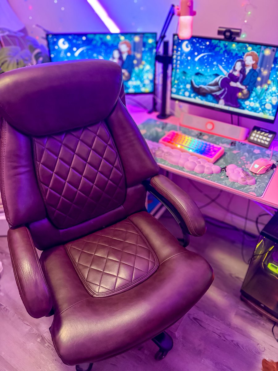SynnaMoonveil's tweet photo. VTuber vs their gamer chair 👾 https://t.co/iyG5o0yCeq