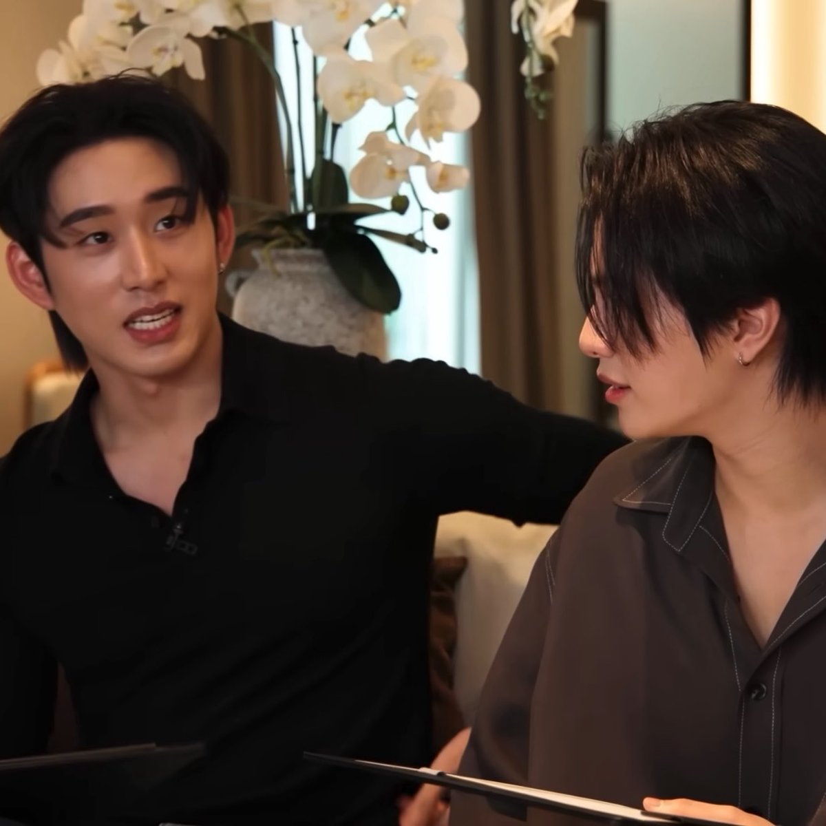 underthesamsky_'s tweet photo. ตอนไปนวดทุกคนมองอะไรไม่รู้ แต่วิลเลี่ยมมองพี่เอส https://t.co/5ZPgGqf8bI