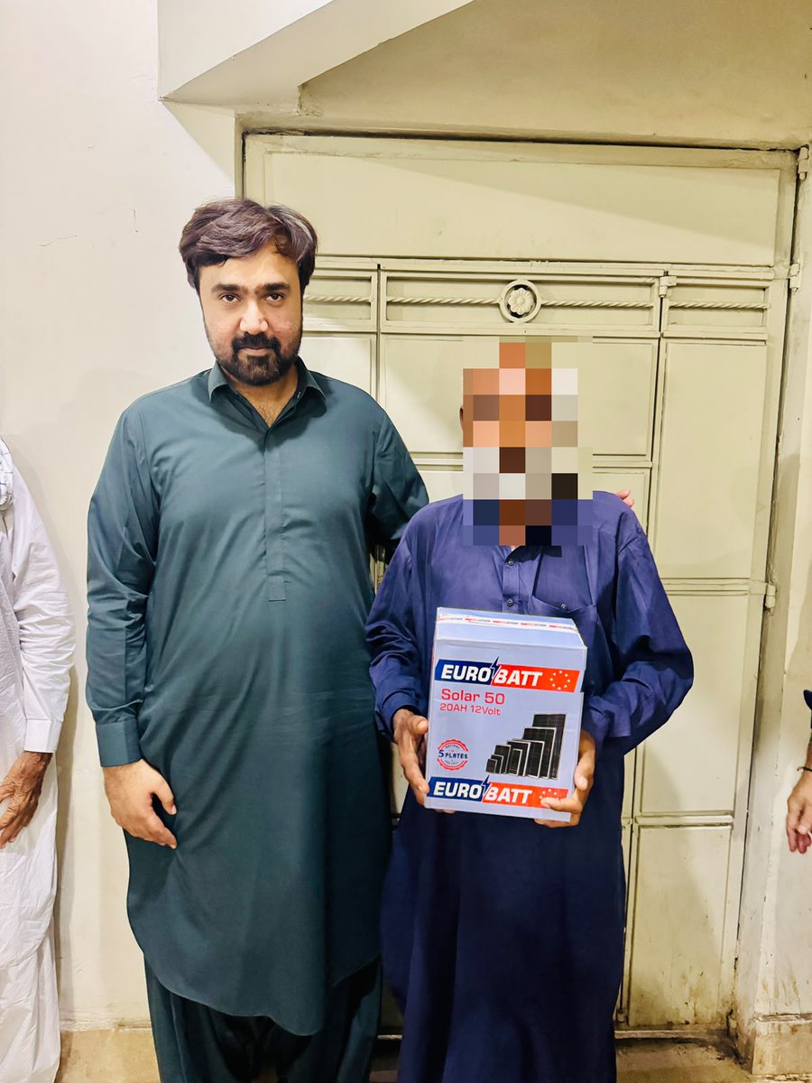 MSharifppp's tweet photo. لاڑکانہ ایم پی اے سردار سہیل انور خان سیال صاحب کے بھائی چیئرمین دڑی ٹاؤن سردار شاہ رخ انور خان سیال صاحب نے مستحق افراد میں سولر پلیٹیں، بیٹریاں، پنکھے تقسیم کیے
@BBhuttoZardari @SoomroJameel @TariqAnwarSiya2 @Siyal_Shahrukh https://t.co/DiFBFRVuKA