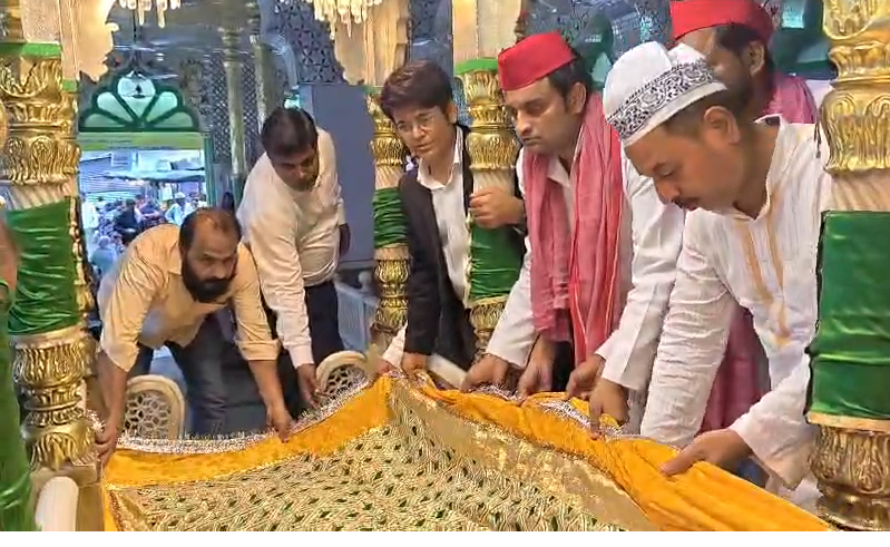 bstvlive's tweet photo. लखनऊ : सपा कार्यकर्ताओं ने दरगाह में मांगी मन्नत

➡️27 की जीत के लिए मांगी गई विशेष मन्नत
➡️चादर फूल चढ़ाकर अखिलेश के लिए मांगी दुआएं
➡️सपा कार्यकर्ताओं ने हाथ उठा कर कहा-आमीन
➡️गरीब व ज़रूरत मंदों के लिए लगाया गया लंगर
➡️बच्चों और महिलाओं को बांटे गए उपहार

#Lucknow #SamajwadiParty #AkhileshYadav @samajwadiparty