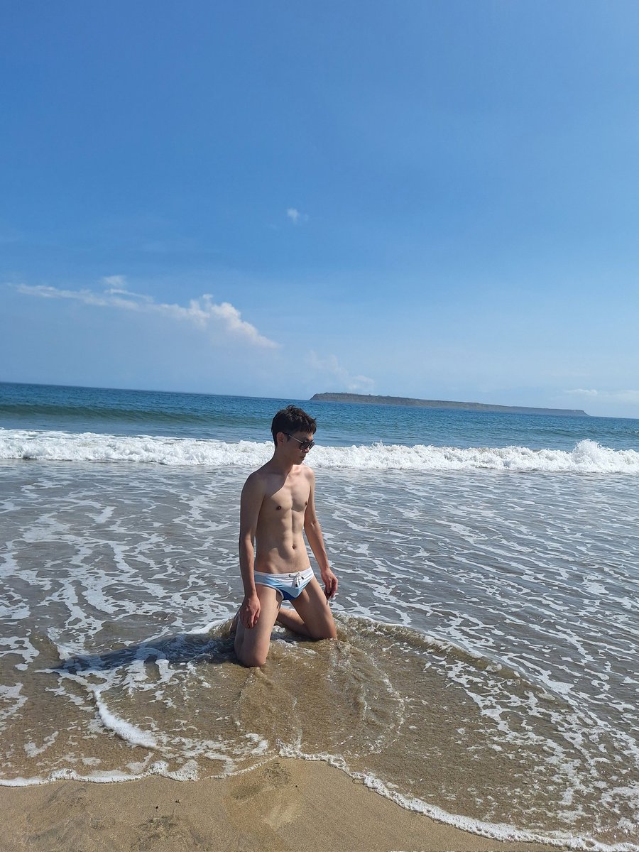CHch10577's tweet photo. 陽光  沙灘  裸男  🏖

在海邊不穿衣服很正常吧！
當然也還有其他版本就是了 🫣 https://t.co/DLswHKQEB3