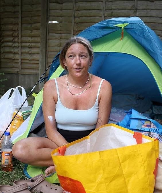 TheUKShitShow's tweet photo. The NHS prioritise illegal migrants over native brits - pass it on! 

@ManchesterEven - “This is Olivia. She was given a tent and food vouchers by council staff after being told she's not a 'priority need' for emergency housing 😔

Olivia says she was branded as 'high risk' for shared accommodation because of her mental health.

And she claims she was also told by the NHS she couldn't be admitted to a hospital because she didn't meet its criteria - leaving her in limbo and on the streets.

Olivia is currently living in a tent on a grass verge in Glossop. She said she's been left feeling 'broken and distraught' - and has no money. 

Absolutely awful, we hope you get the help you need Olivia 💔”