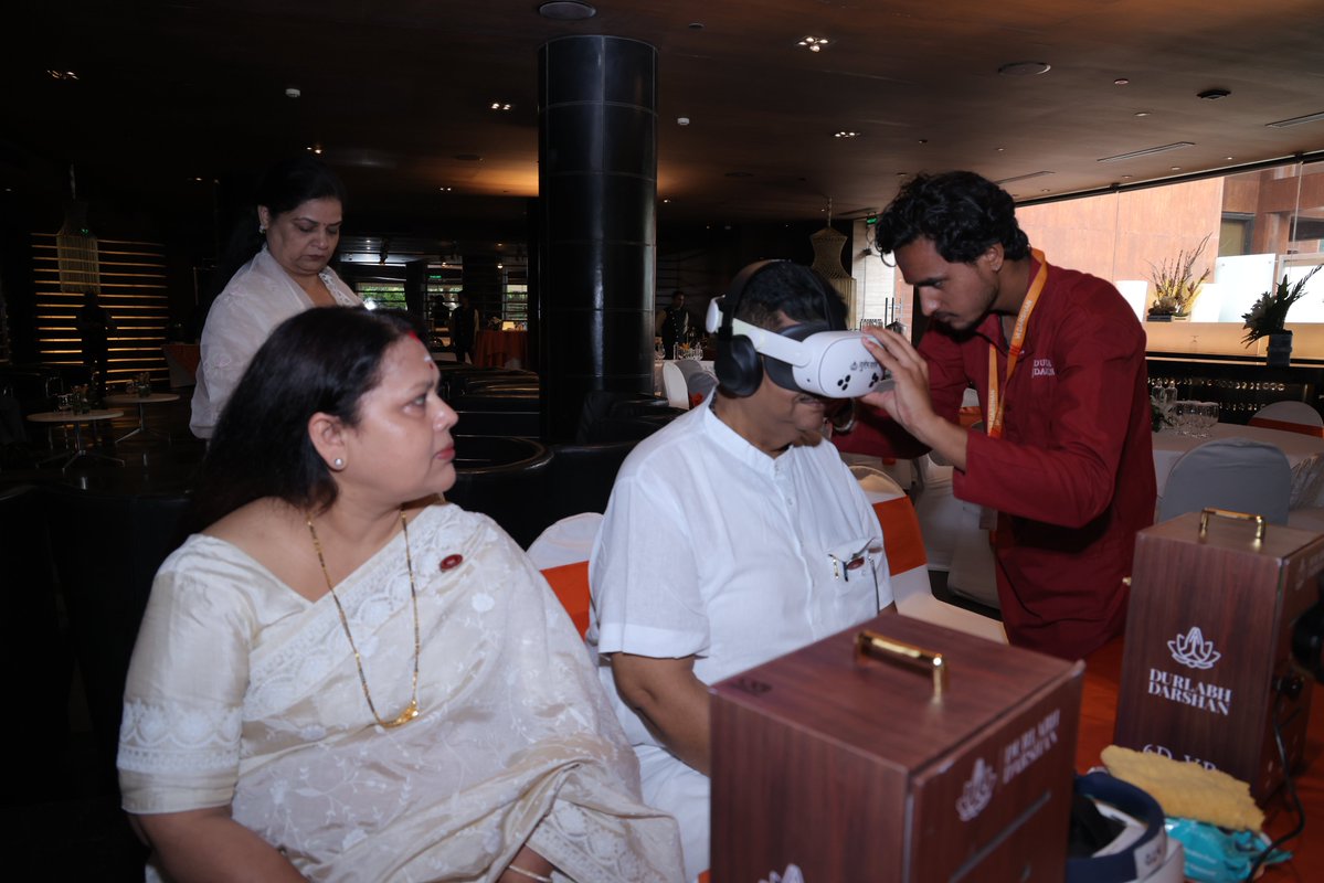 ShriguruPawanji's tweet photo. जिस पेड़ पर जितने फल लगते हैं वो उतना ही झुकता जाता है. श्री आशुतोष राणा तथा श्री अलोक श्रीवास्तव के सन्दर्भ में ये उक्ति एकदम उचित लगती है.
कल दोनों महान विभूतियों से एक विशेष कार्यक्रम में पुनः भेंट हुई. कार्यक्रम एक VR device के बारे में था.  किसी भी भक्त के लिए उसके प्रभु के दर्शन से अप्रतिम और कुछ भी नहीं लेकिन अनेक कारणों के चलते मन में भाव होते हुए भी, हर किसी के लिए तीर्थ पर जाना संभव नहीं हो पाता है और चले भी गए तो कुछ सेकंड के लिए ही दर्शन हो पाते हैं जिससे मन नहीं भरता. ऐसे में ये device हमें सारे मह्त्तवपूर्ण  तीर्थों/मंदिरों के दर्शन कराती है. क्या अद्भुत तकनीक है कि जहाँ आप अपने प्रभु से ऐसे मिलते हैं जैसे वह साक्षात आपके समक्ष उपस्थित हों, वो ही सुगंध आती है जल की छींटे भी आती है वाह, अतुलनीय।
श्री आशुतोष राणा जी, कवि, शायर स्क्रिप्ट लेखक श्री आलोक श्रीवास्तव और प्रोडूसर प्रशांत जी को बहुत बधाइयाँ. @ranaashutosh10 @AalokTweet