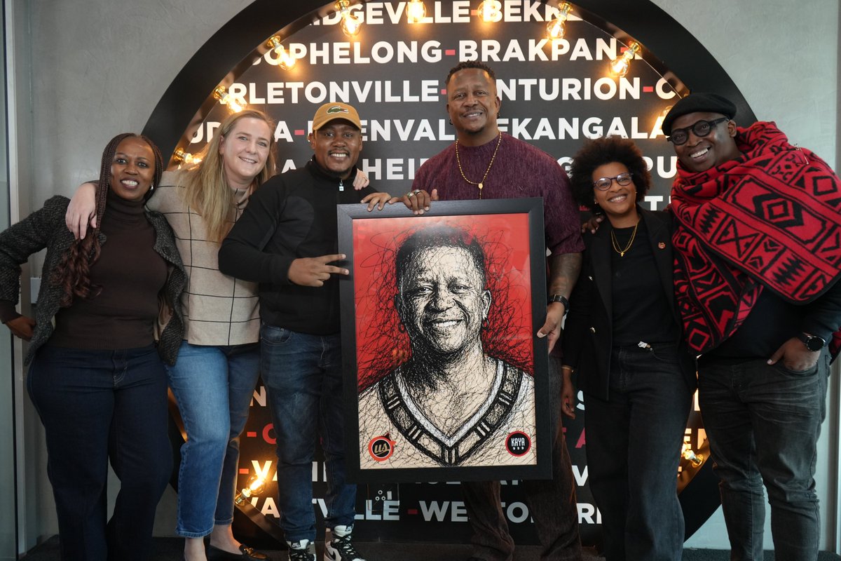 KayaON959's tweet photo. What a wonderful gift.

The United Stations team presented a lovely gift to Fresh just after the first show.

#KayaBreakfast #YourFreshStart #Kaya959StreetSquad #WeLoveThisPlace

https://t.co/JuP3QHs0Sh https://t.co/8hErb8pksE