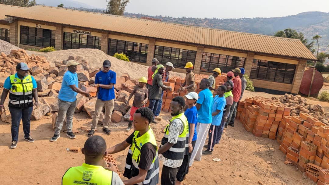 RYVCP_Gasabo's tweet photo. Muri @Gasabo_District , @Kinyinya_Sector , Akagari ka Gasharu, Umudugudu wa Rwankuba harimo harubakwa ibyumba by'amashuri. Uyu munsi @RwandaYouthVol1 twahakoreye umuganda wo gutunda amatafari. @RwandaLocalGov @Rwanda_Edu @Rwandapolice @CityofKigali @Kgl_Yvolunteers https://t.co/rqrKyKGrPb