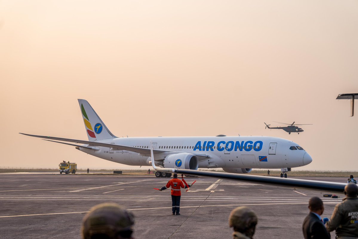 Air_Congo_'s tweet photo. Un nouveau chapitre s’écrit pour Air Congo !

Ce Mardi 30 juin 2026 à 16h55 (heure de Kinshasa), notre Boeing Dreamliner 787-800 a officiellement atterri à l’Aéroport International de Ndjili, accueilli en présence de Son Excellence le Président de la République et de plusieurs membres du Gouvernement.

L’arrivée de ce 6ᵉ appareil marque une étape importante dans le développement de notre flotte. Il assurera désormais la liaison Kinshasa – Bruxelles en vol direct, à raison de 4 vols par semaine, offrant à nos passagers plus de confort, de flexibilité et de connectivité entre la République démocratique du Congo et l’Europe.

Air Congo, l’espoir prend son envol. 🇨🇩✈️